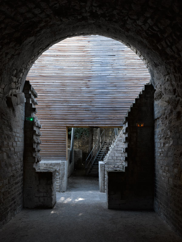 Architectes : FLUOR. Arles, .Théâtre Antique .