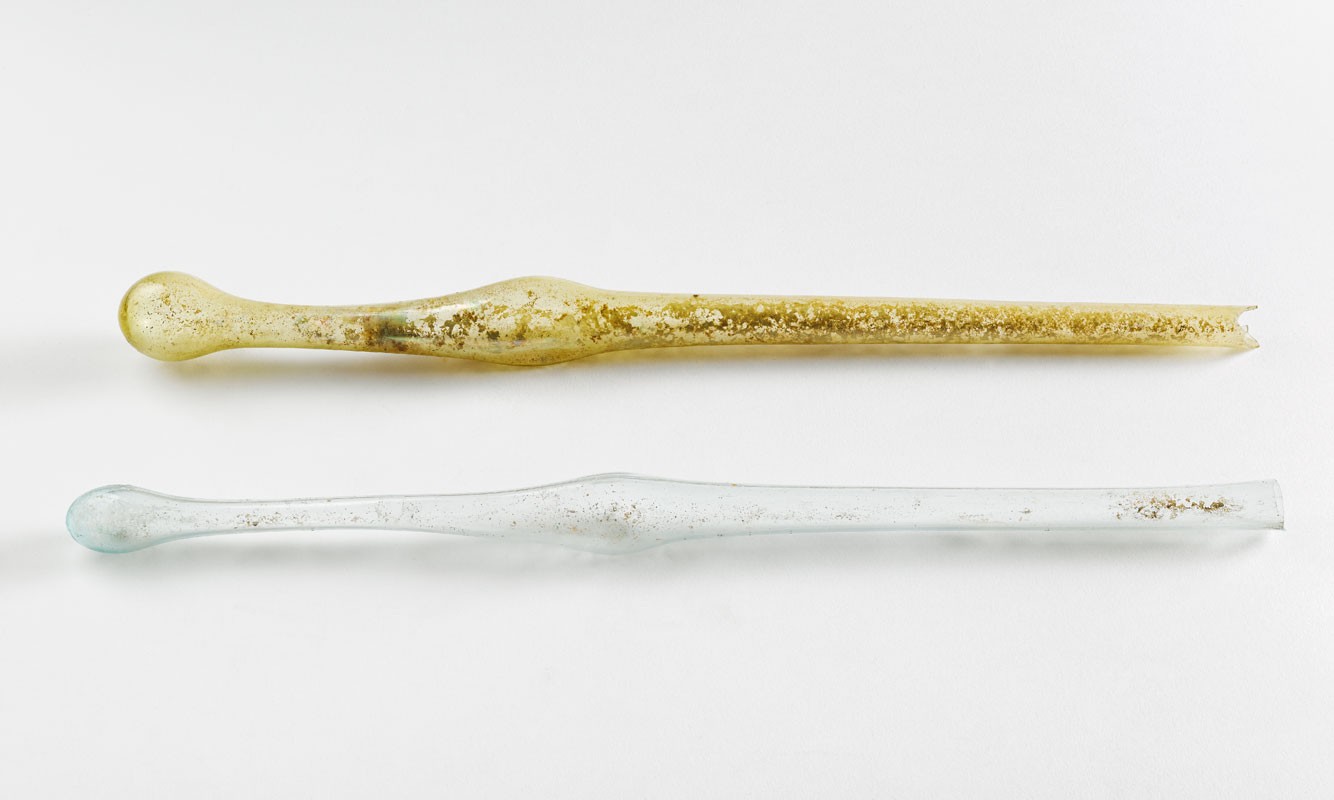 Deux tubes en verre, Phénicie, IIe s av J-C. Musée d'Archéologie Méditerranéenne, Marseille.