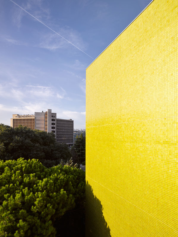 Architectes : Corinne Vezzonie et Associés Bâtiment pédagogique mutualité, campus de la Timone, Marseille.