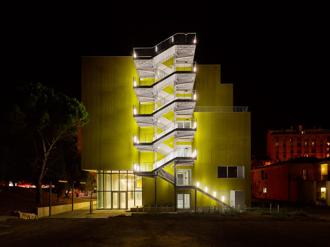 Architectes : Corinne Vezzonie et Associés Bâtiment pédagogique mutualité, campus de la Timone, Marseille.